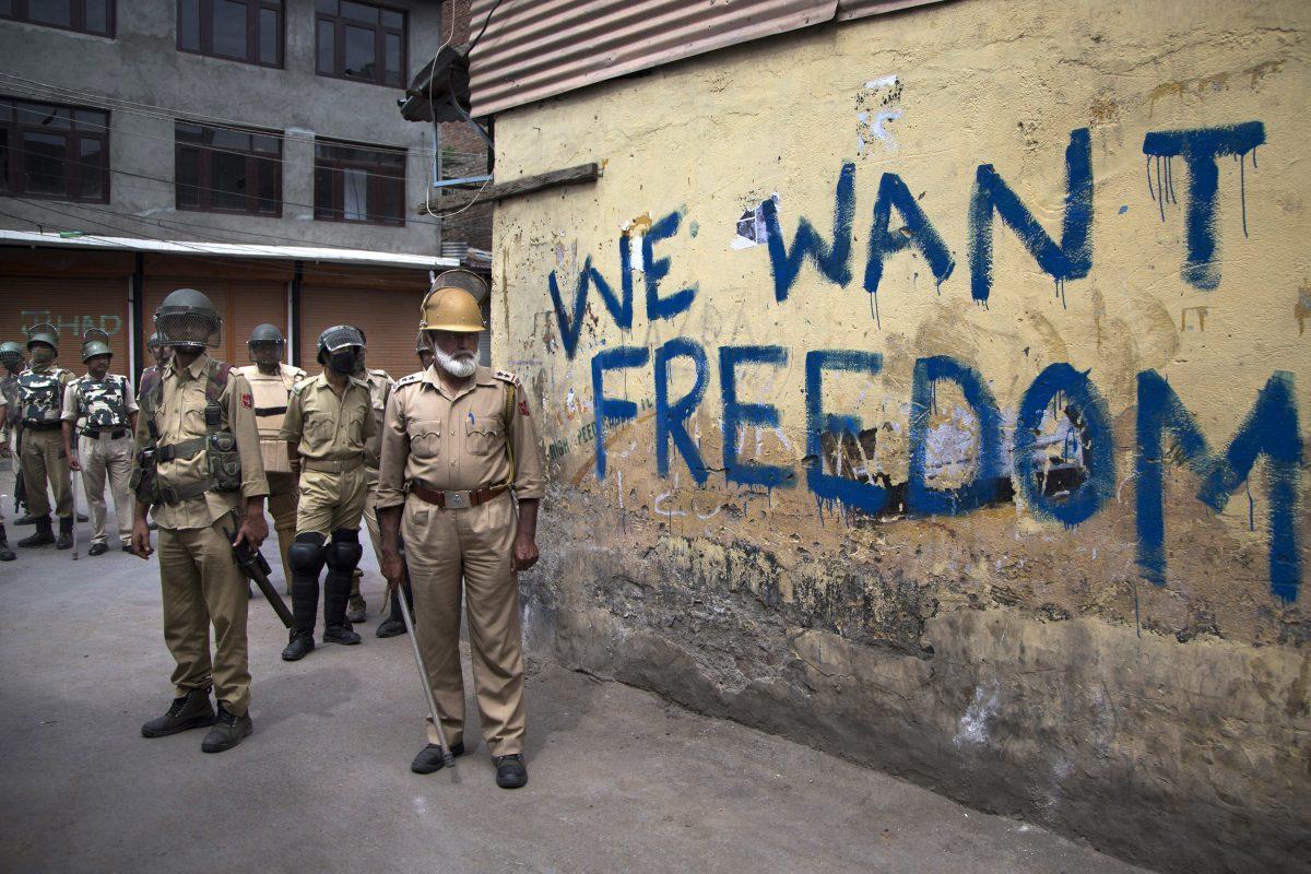 <span style="color: #000000;">Indian policemen stand guard during a curfew in Srinagar, Indian-controlled Kashmir, on Aug. 12, 2016. (AP Photo/Dar Yasin)</span>