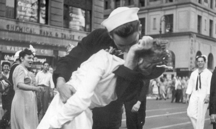 Woman in Iconic V-j Day Times Square Kiss Photo Dies at 92