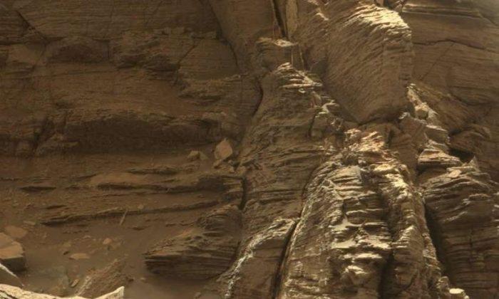 Mars Rover Curiosity Captures Spectacular Photos of Red Planet