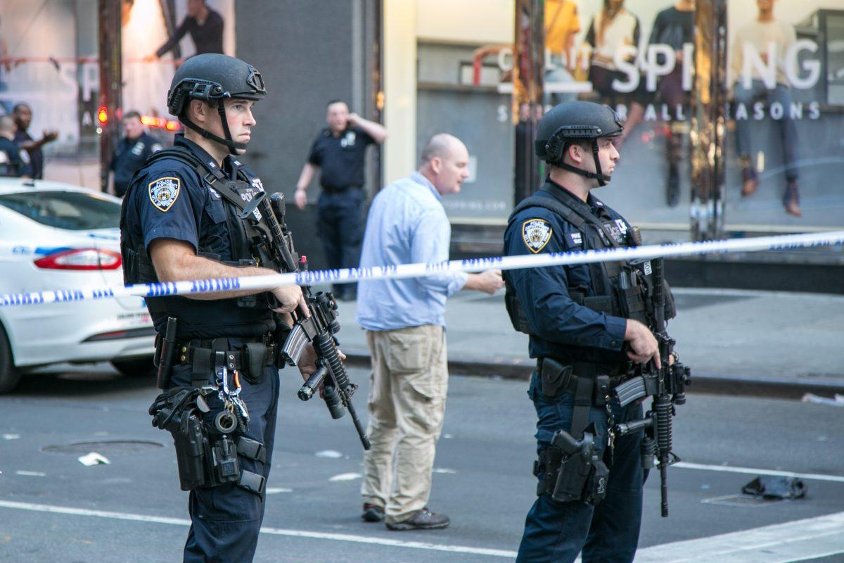 New York police officers are on the scene where a man was shot by police after he attacked them with a meat cleaver near the Manhattan Mall on Sept. 15, 2016. (Benjamin Chasteen/Epoch Times)