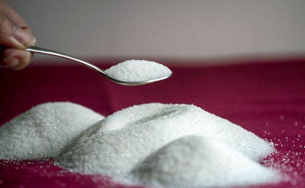 There are 8-12 teaspoons (33-50 grams) of sugar in the average 375 ml can of soft drink, according to the AMA. (Luis Ascui/Getty Images)