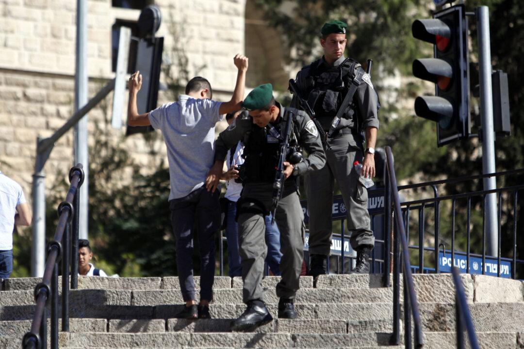 Police: Palestinian Stabs Officers in Jerusalem and Is Shot