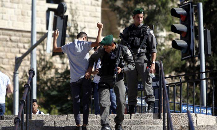Police: Palestinian Stabs Officers in Jerusalem and Is Shot