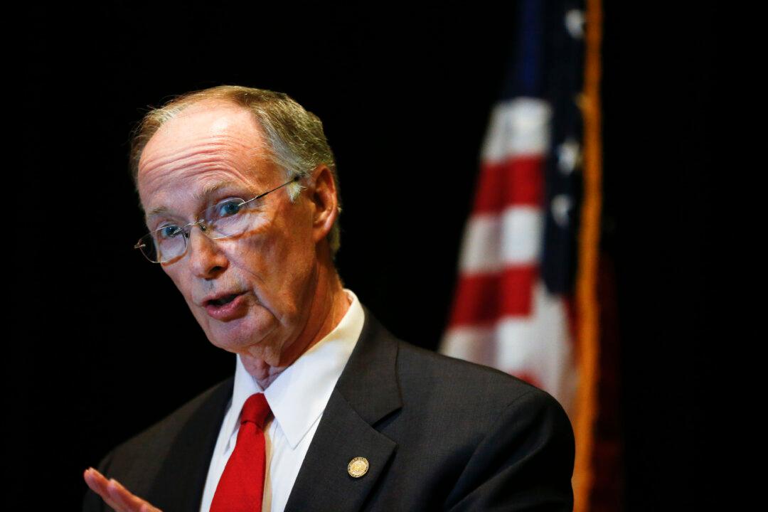 Alabama Governor Praises Pipeline Company’s Response to Leak