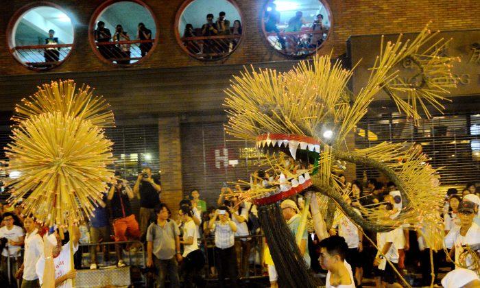 Traditional Fire Dragon Dance Brings Back Mid-Autumn Festival Spirit