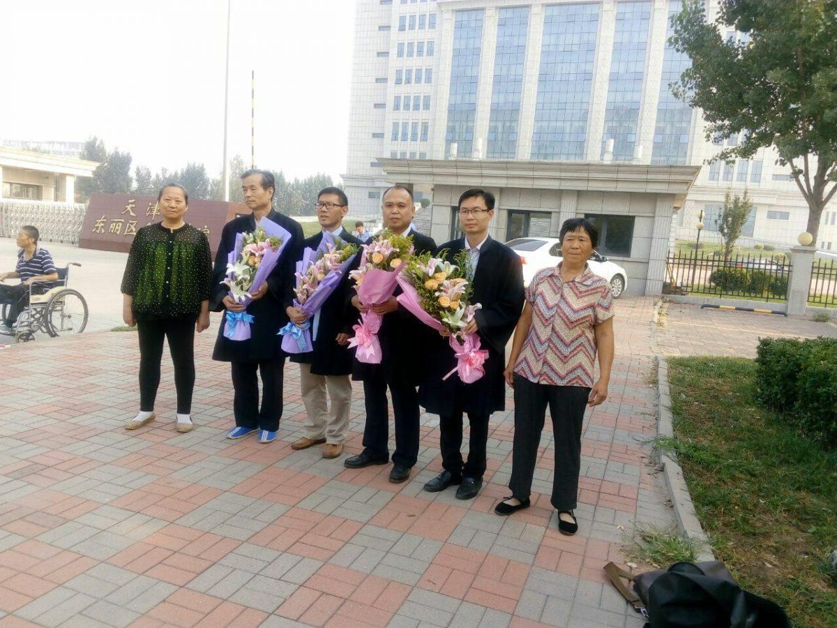 (2nd L-2nd R) Chinese human rights lawyers Zhang Zanning, Chang Boyang, Yu Wensheng, and Zhang Keke pose with the mothers of Falun Gong practitioners Zhou Xiangyang and Li Shanshan outside Tianjin Dongli People’s Court in China, on Sept. 13, 2016. (The Epoch Times)