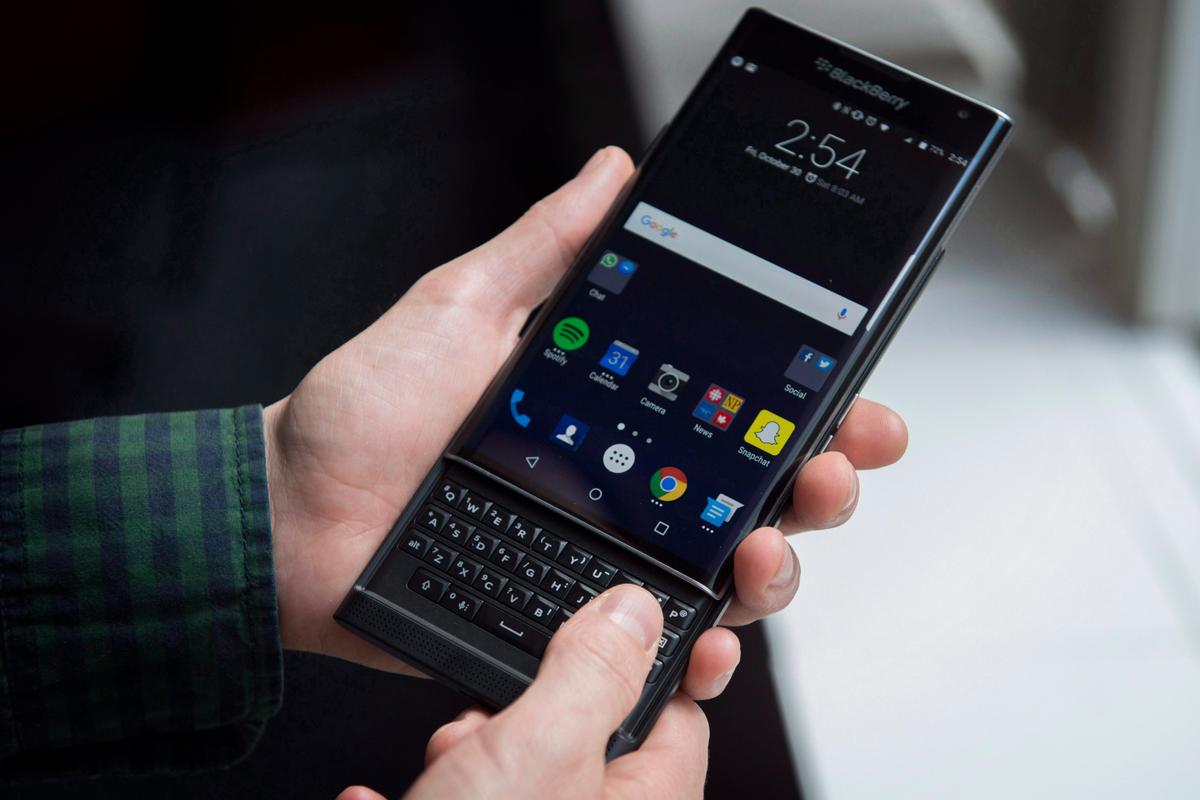 Diehard BlackBerry Fans Bemoan End to Canadian-Made Smartphones