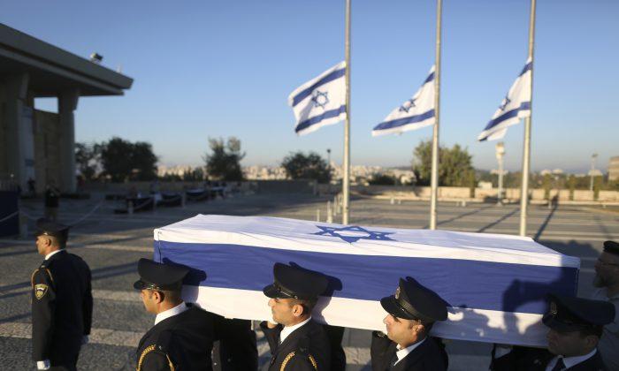 Israelis Pay Respects to Peres, Clinton Arrives in Israel