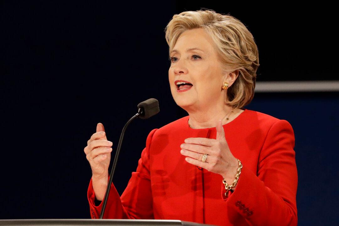 Clinton Vows to Retaliate Against Foreign Hackers