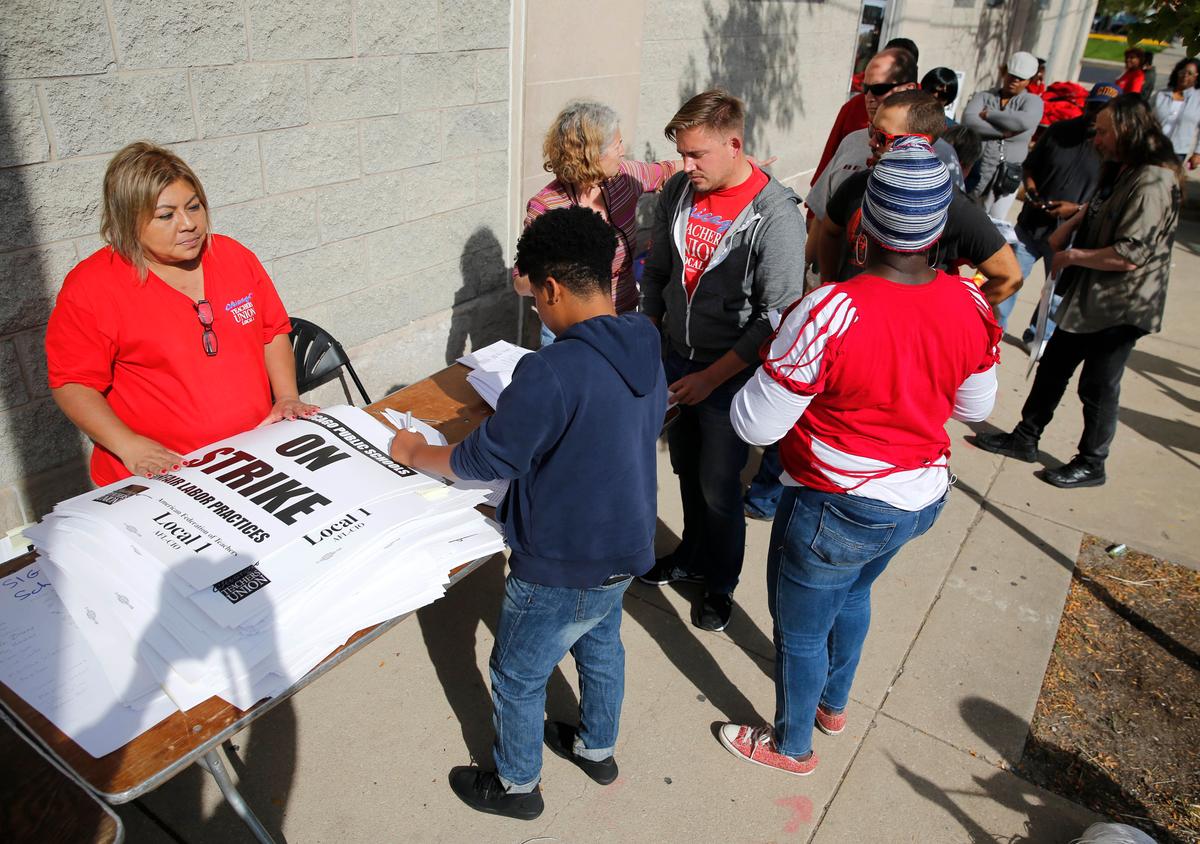 Teachers Union, Chicago School District Reach Contract Deal