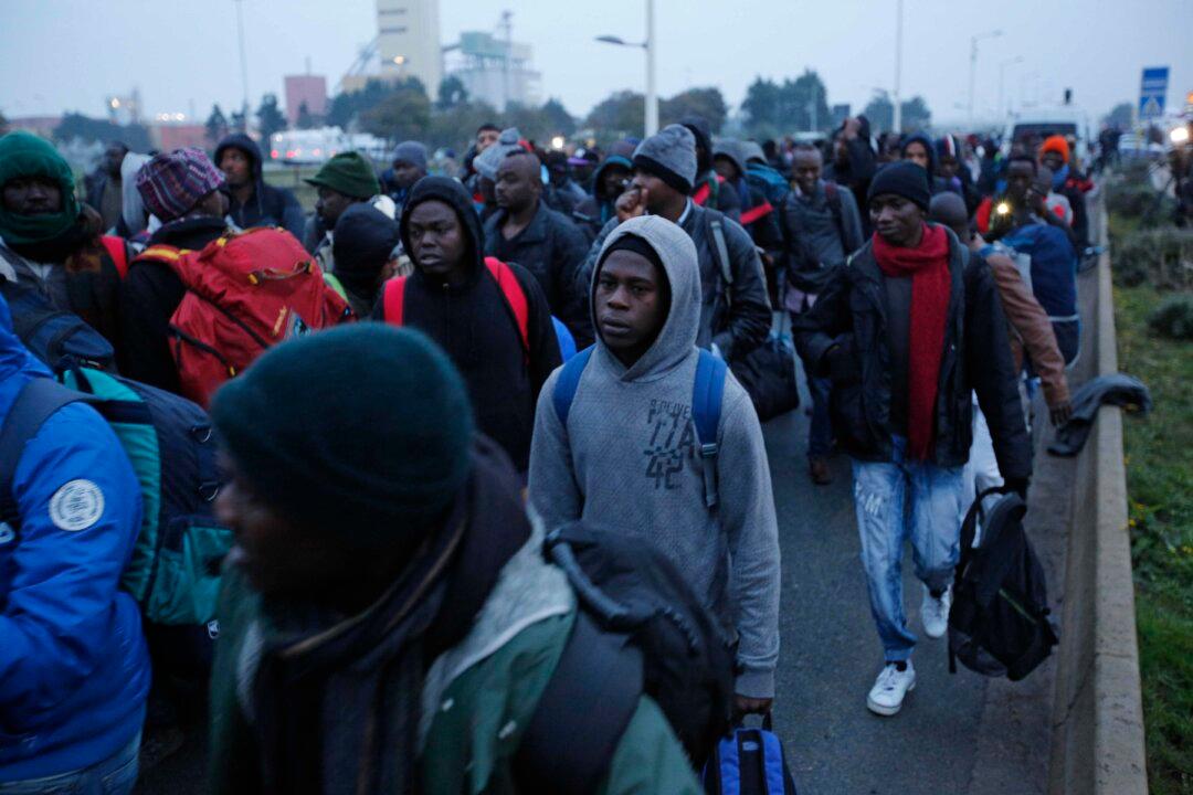 France Moving More Than 6,000 Migrants, Destroying Huge Camp