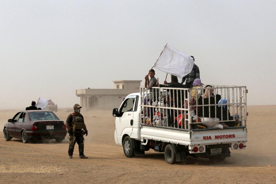 Iraqi Forces Evacuate 1,000 Civilians From Mosul Front Lines