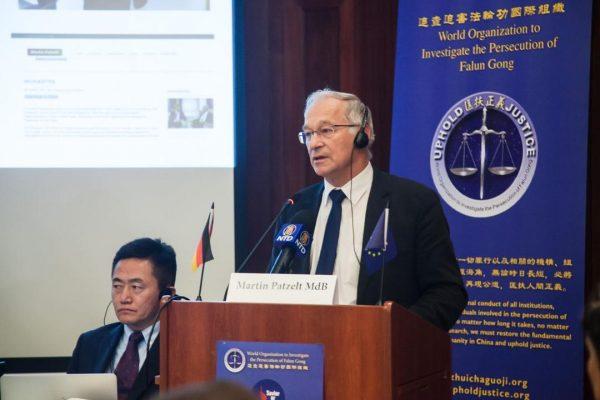 MEP Martin Patzet speaking in Berlin on Oct. 28, 2016. (Jason Wang/Epoch Times)