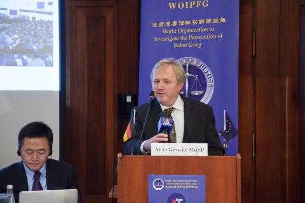 MEP Arne Gericke speaking in Berlin on Oct. 28, 2016. (Jason Wang/Epoch Times)