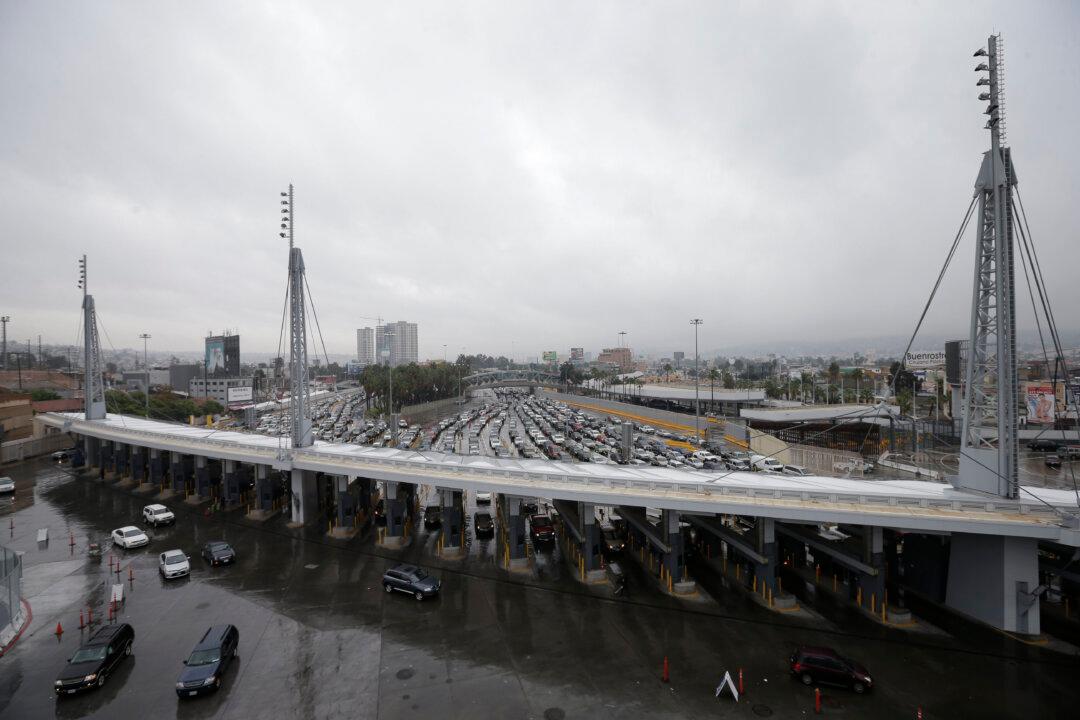 More Migrants From Around the World Making Way to US Border