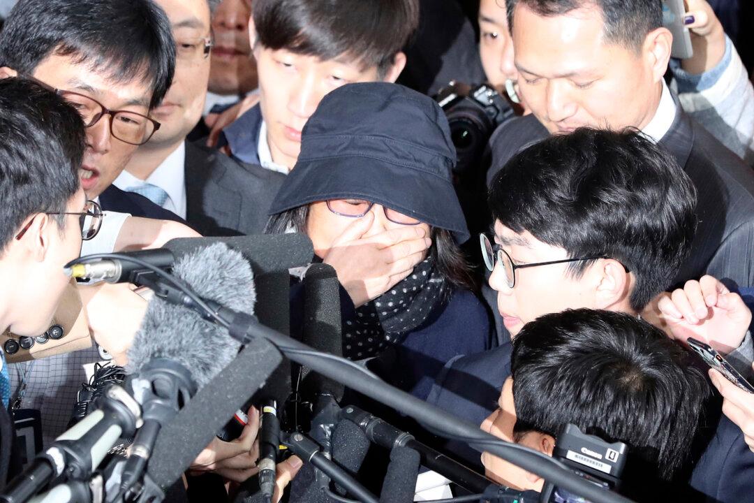 S. Korea Prosecutors Seek Arrest of Friend of President Park