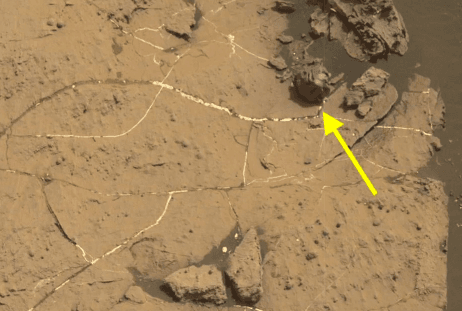 Curiosity Rover Spots Strange Metal Meteorite on Mars (Video)