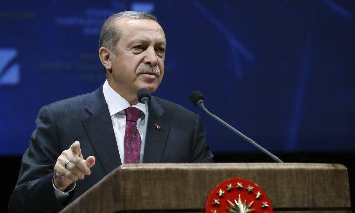EU, Turkey Challenge Each Other to Decide on Membership Bid