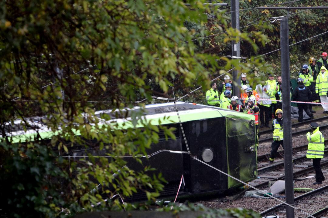 London Tram Derails, Police Say ‘Some Loss of Life’