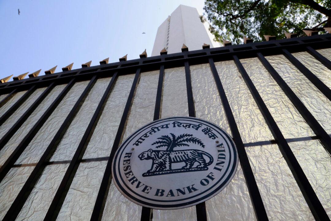 Millions Scramble After India Scraps Its Largest Banknotes