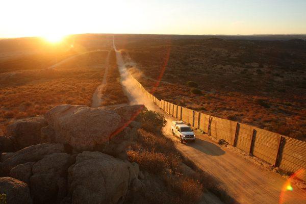 U.S. Border Patrol agents carry out special operations near the U.S.-Mexico border fence. (David McNew/Getty Images)