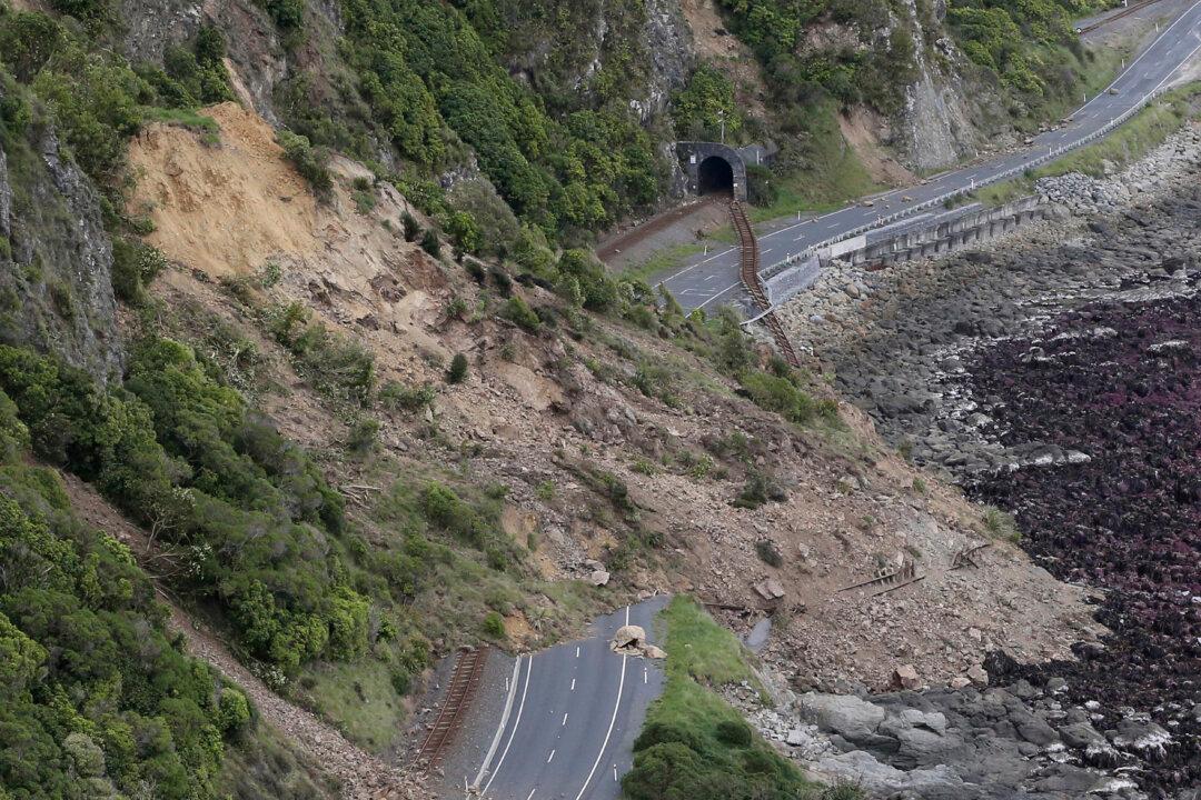 New Zealand Plans Rescue of Tourists Stranded by Earthquake