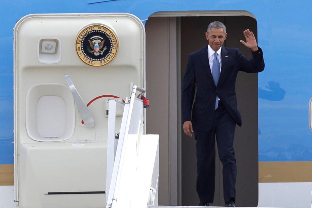 Obama Arrives in Greece at Start of His Final Foreign Tour