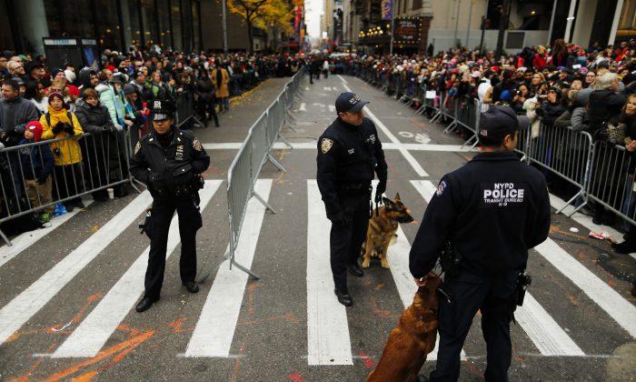 NY Police Officer Proposed to Girlfriend at Thanksgiving Parade