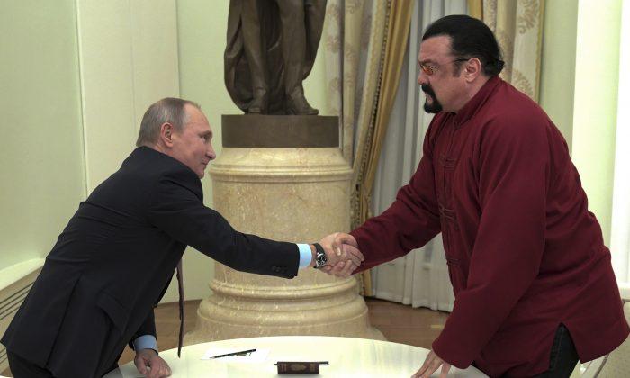 Putin Gives Russian Passport to US Actor Steven Seagal