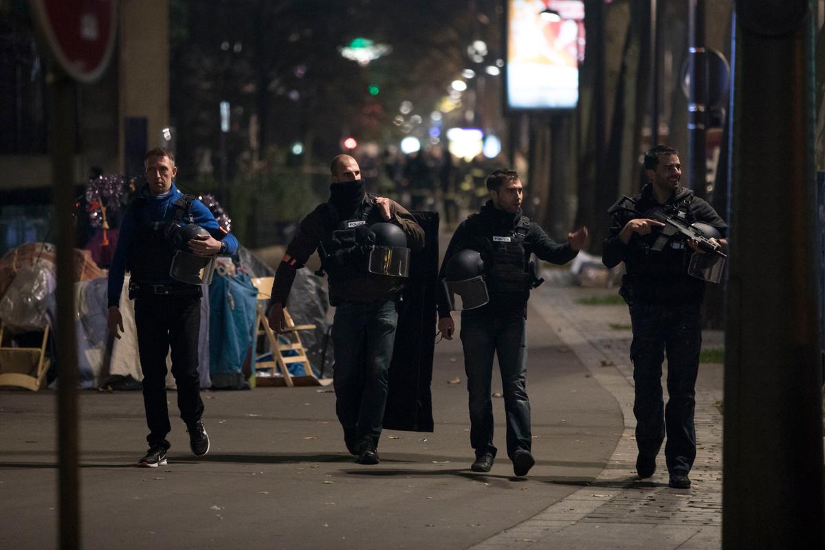 6 People Secured After Failed Armed Robbery in Paris
