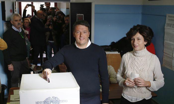 Italians Vote on Reforms; PM Renzi Vows to Quit If He Loses