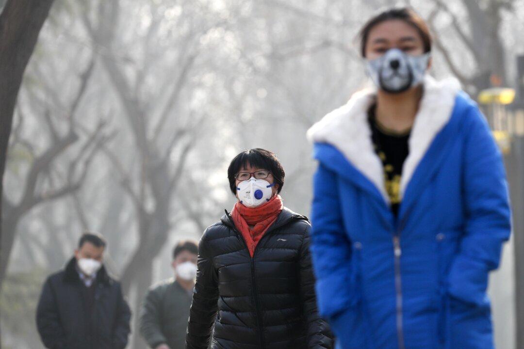 North China Cities Choked by Smog Shut Factories, Stop Cars