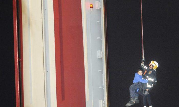 21 People Rescued From California Ride Stuck 100 Feet High