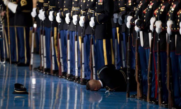 US Honor Guard Passes Out During Obama’s Farewell Speech to Military