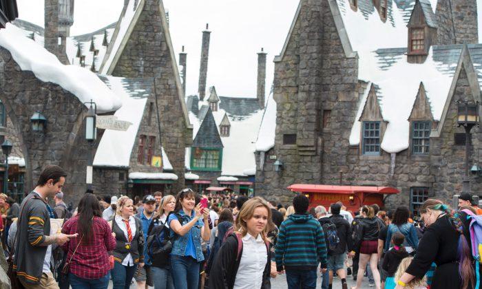Hogwarts Castle Gets Spectacular Light Show in Universal Studios Commemoration