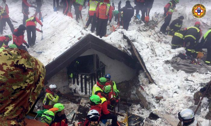 Toll From Italy Avalanche Climbs to 14 as Hopes Diminish