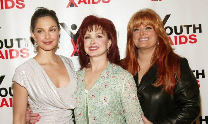 Singer Wynonna Judd Speaks Out After Sister Ashley Judd’s Trump Criticism