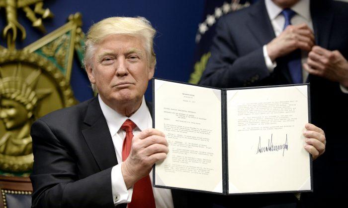 Trump Order Bars All Refugees From Entering US for 4 Months
