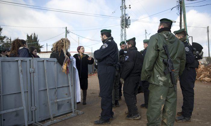Israeli Forces Begin Evacuation of West Bank Outpost