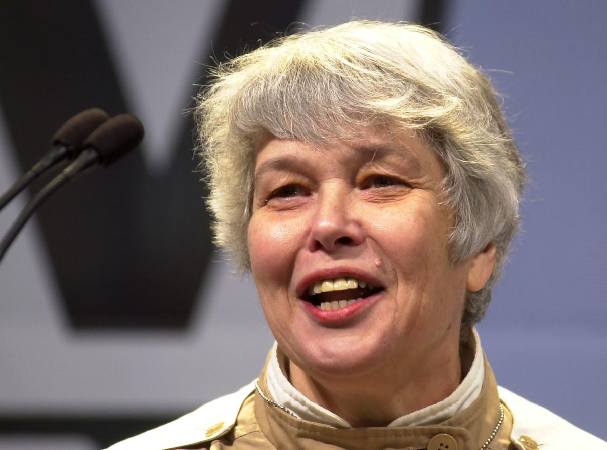 Two Days After Mary Tyler Moore’s Death, Artist Who Cast Her Sculpture Dies