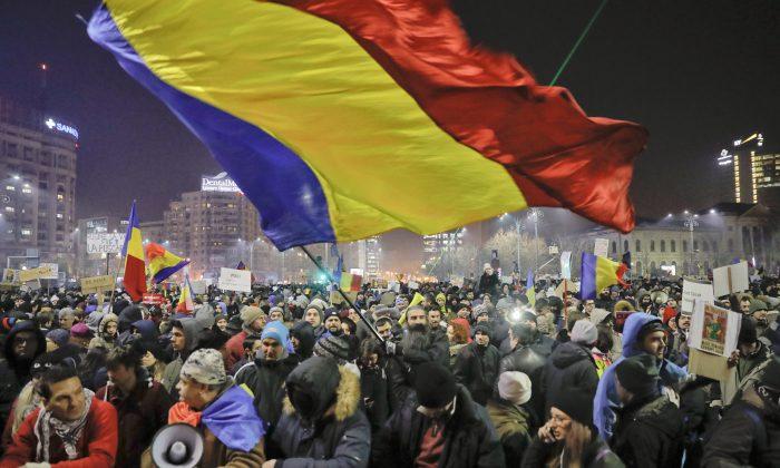 Thousands of Romanians Protest Diluted Graft Law for 4th Day