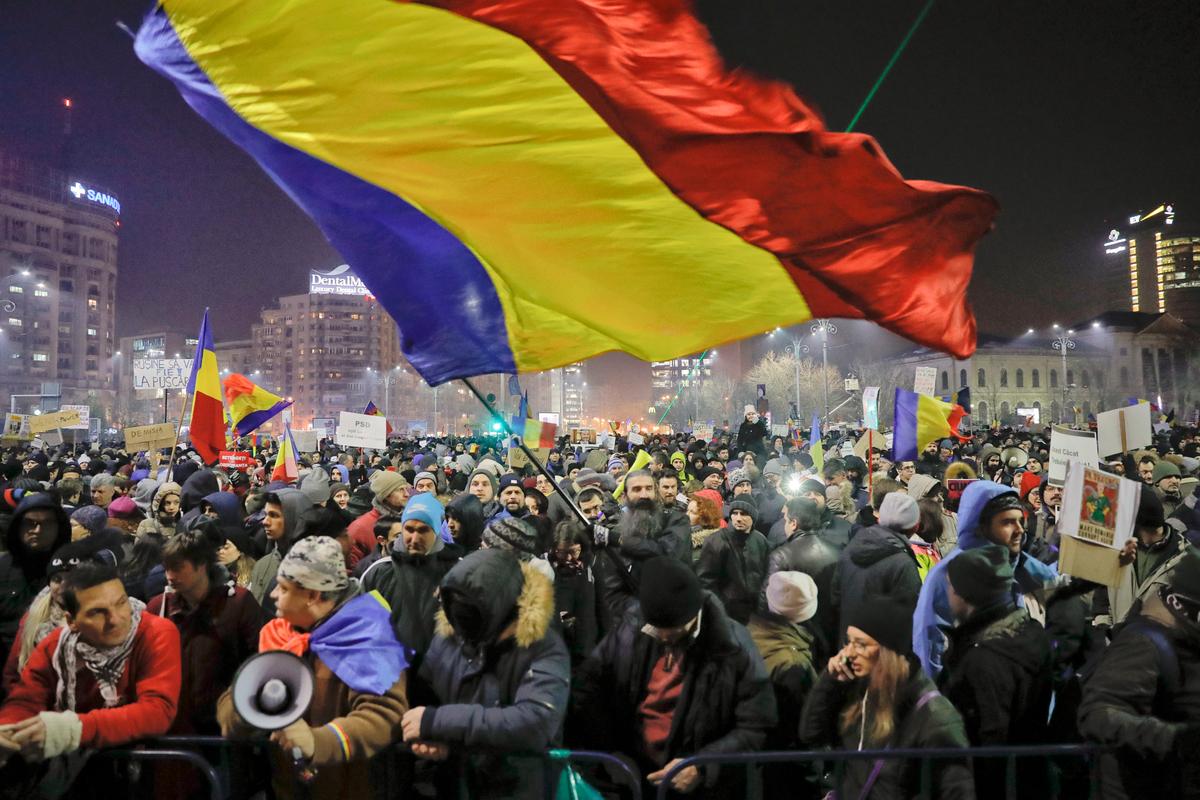Thousands of Romanians Protest Diluted Graft Law for 4th Day