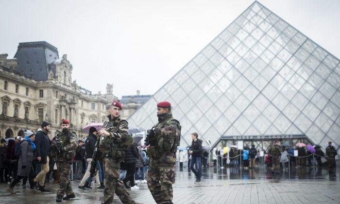 Louvre Museums Reopens; Egypt Identifies Machete Attacker