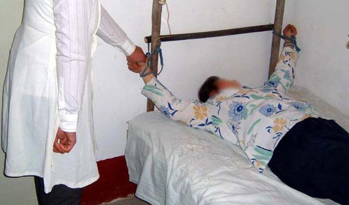 Torture re-enactment: Unknown drugs being forcibly injected to a Falun Gong practitioner to coerce them to renounce their faith. (Minghui.org)