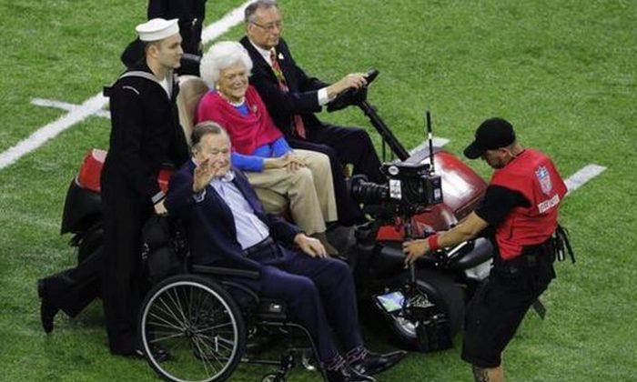 George HW Bush, Wife Barbara Attend Super Bowl