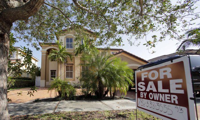 Americans Buy Existing Homes at Fastest Pace in a Decade