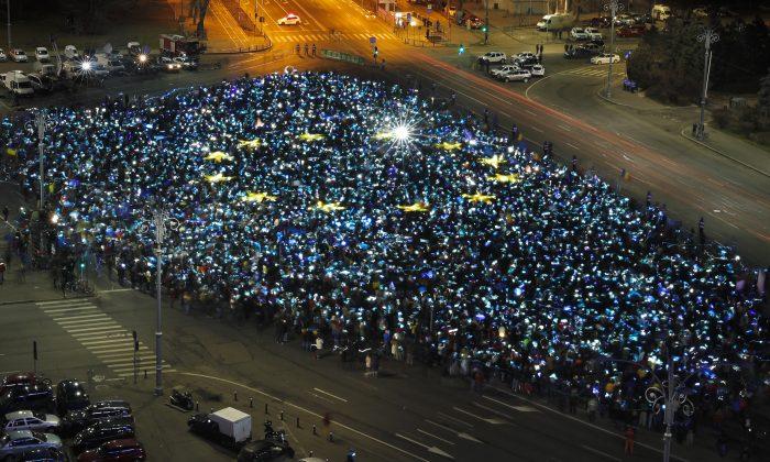 Romanians Form EU Flag During 27th Night of Protests