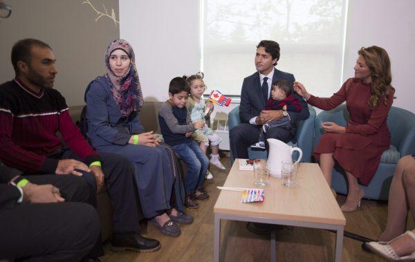 Prime Minister Justin Trudeau and his wife Sophie Gregoire Trudeau greet Syrian refugees Ahmad Al Krad, his wife Doaa Al Mahmed and their children at the Immigration Services Society in Vancouver on Sept 25, 2016. (THE CANADIAN PRESS/Jonathan Hayward)