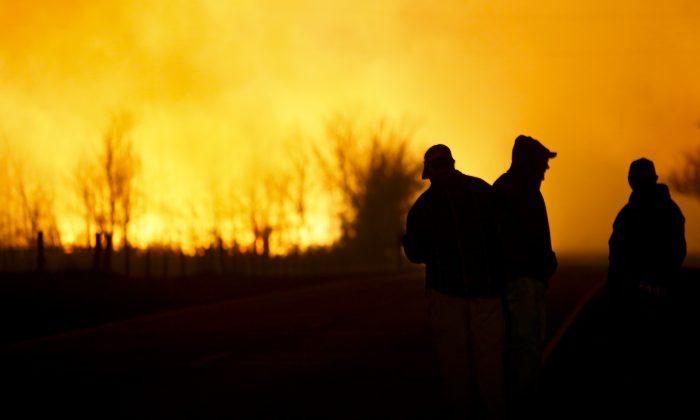 Wildfires in 4 States Kill 6, Force Thousands From Homes