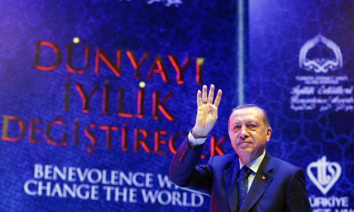 Turkey May Hit Netherlands With Sanctions as Row Escalates